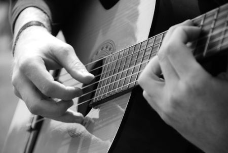 جلوگیری از فشار بیش از حد دست چپ در نواختن گیتار کلاسیک